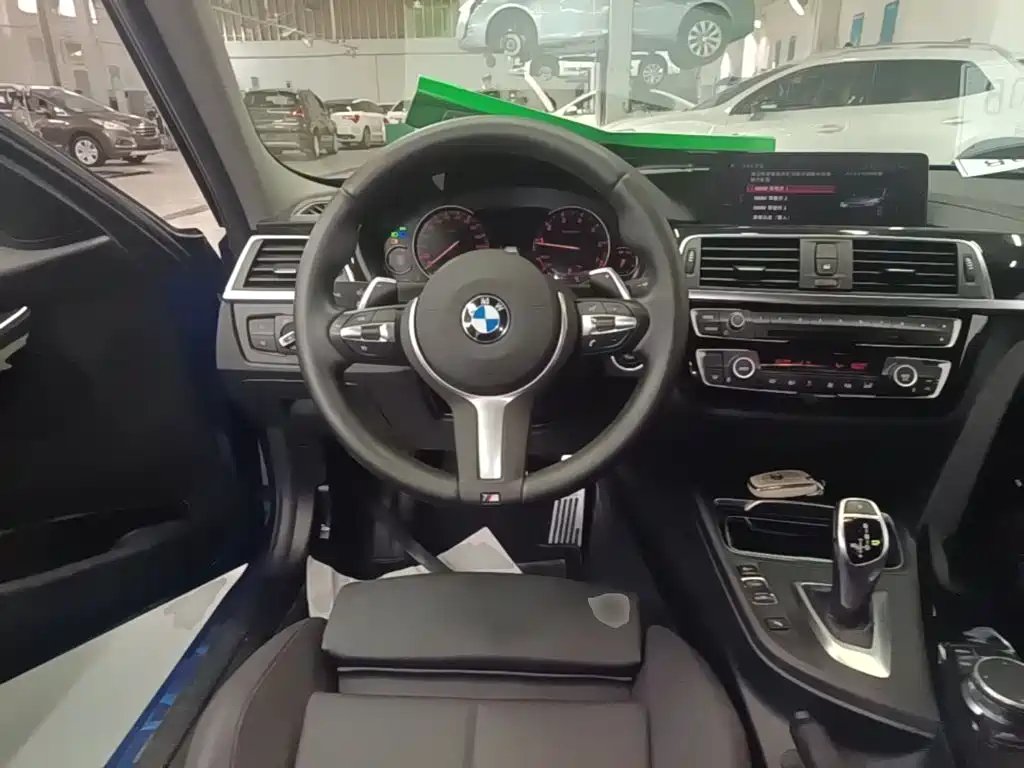 BMW 3 Series 2018 — фото 11