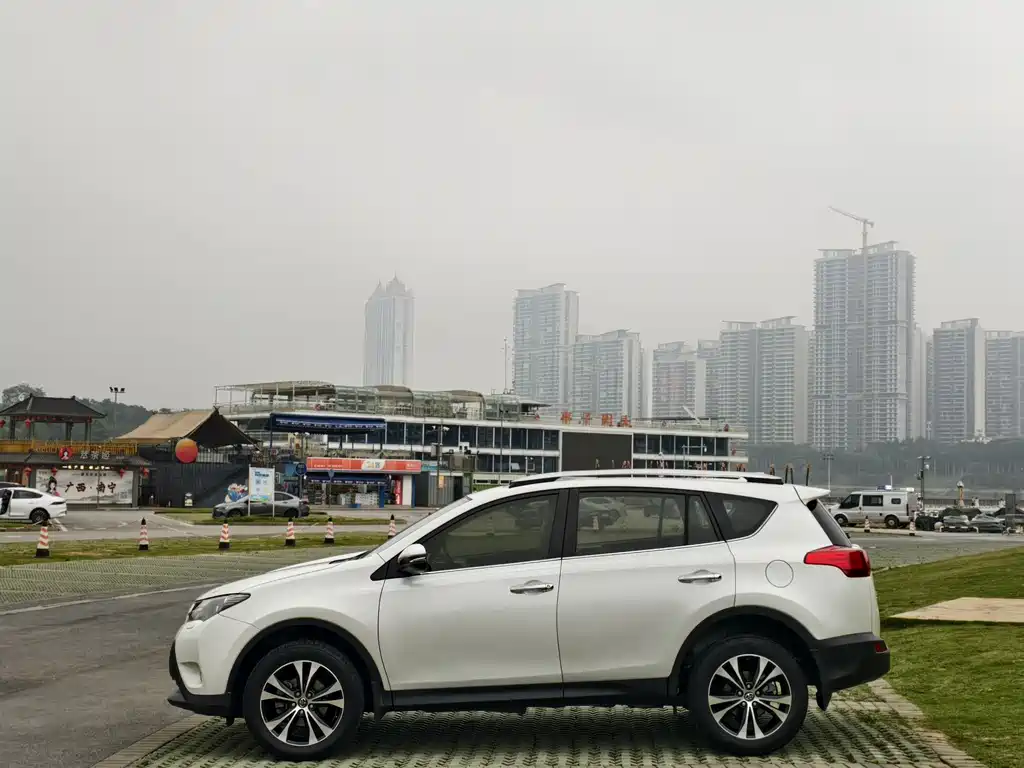 Toyota RAV4 2015 — фото 7