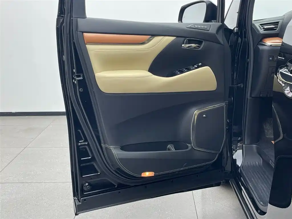 Toyota Alphard 2020 — фото 11