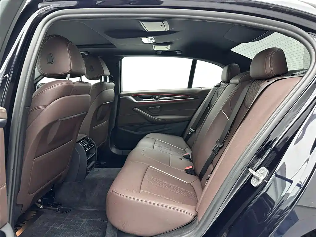 BMW 5 Series 2022 — фото 19