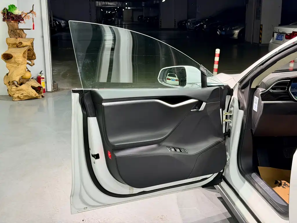 Tesla Model S 2016 — фото 16
