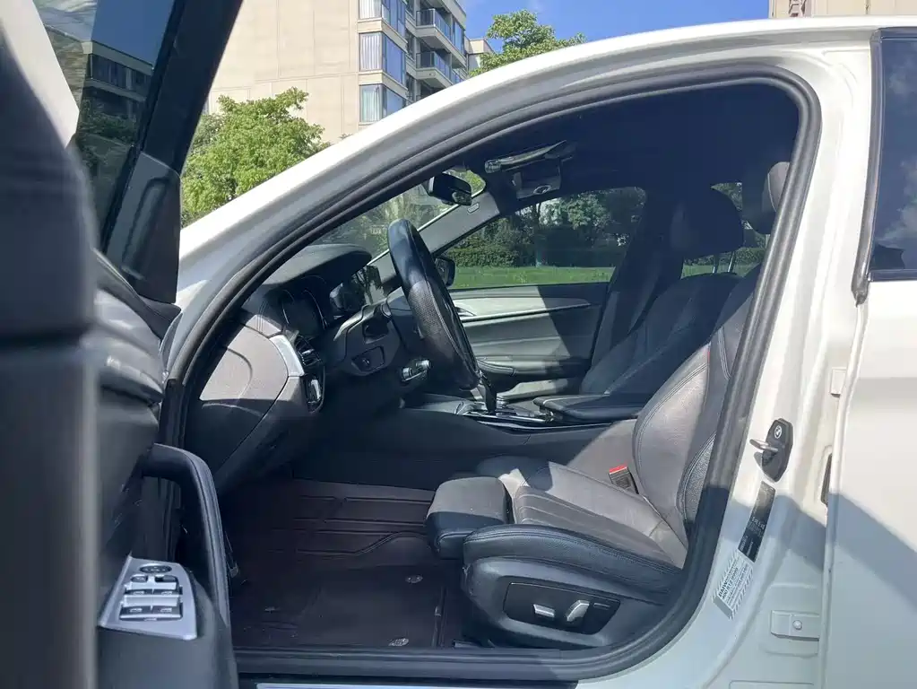 BMW 5 Series 2018 — фото 10
