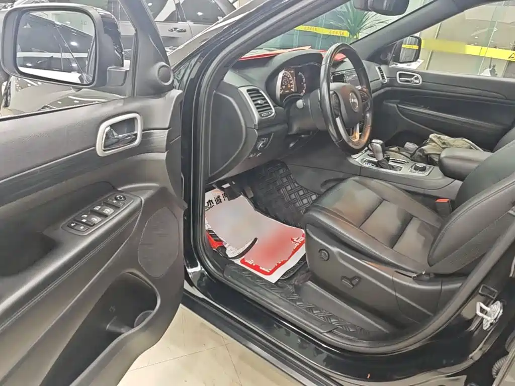 Jeep Grand Cherokee 2021 — фото 16