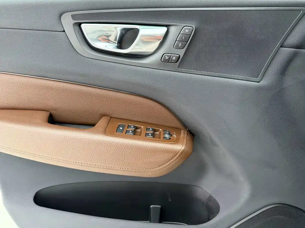 Volvo XC60 2022 — фото 16