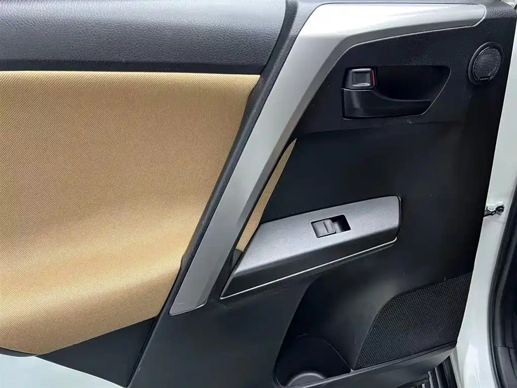 Toyota RAV4 2018 — фото 13
