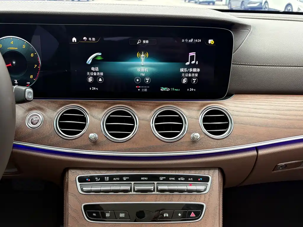 Mercedes-Benz E-Class 2023 — фото 16