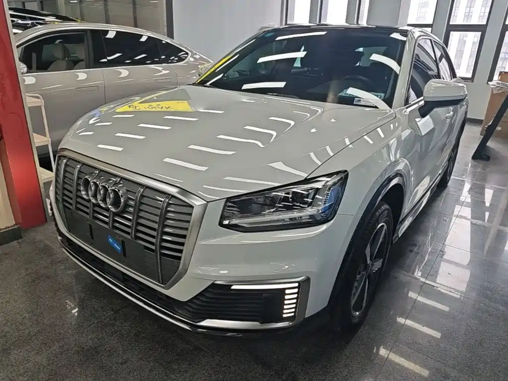 Audi Q2L e-tron 2020 — фото 2