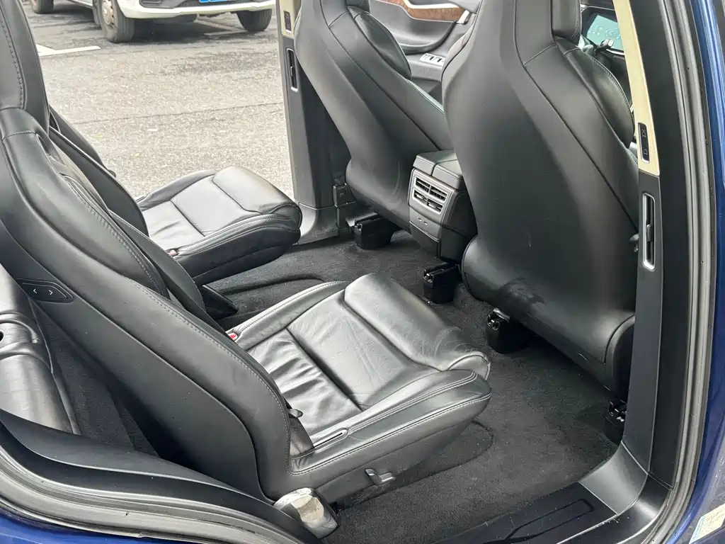 Tesla Model X 2017 — фото 10