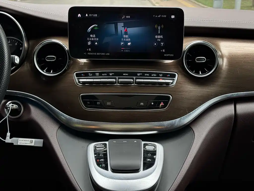 Mercedes-Benz V-Class 2023 — фото 10
