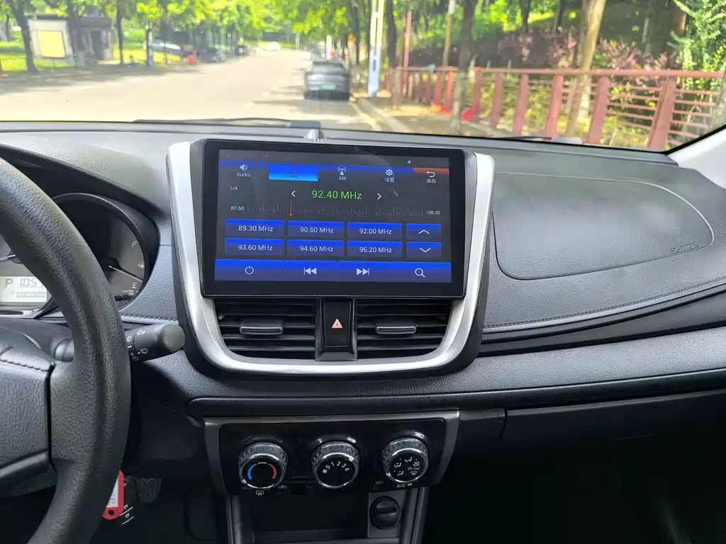 Toyota Yaris L 2019 — фото 14