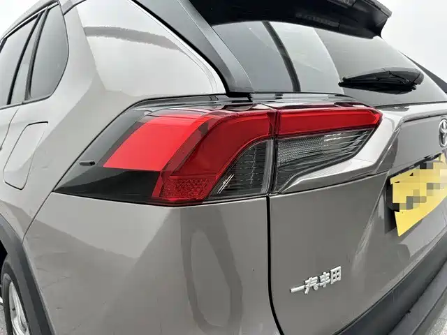 Toyota RAV4 2020 — фото 19