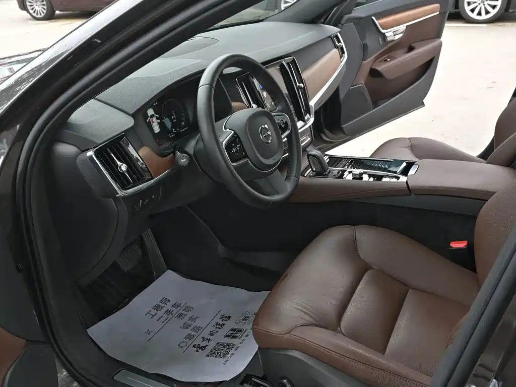 Volvo S90 Plug-In Hybrid 2021 — фото 16