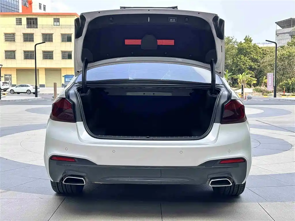 BMW 5 Series 2018 — фото 27