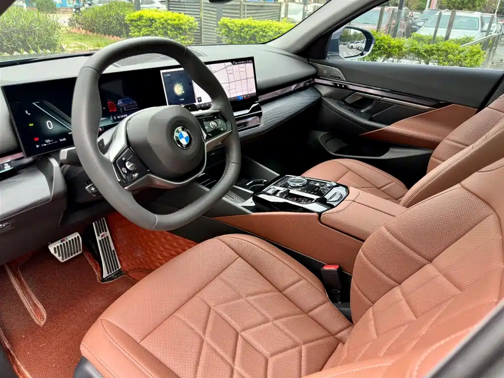BMW 5 Series 2025 — фото 10