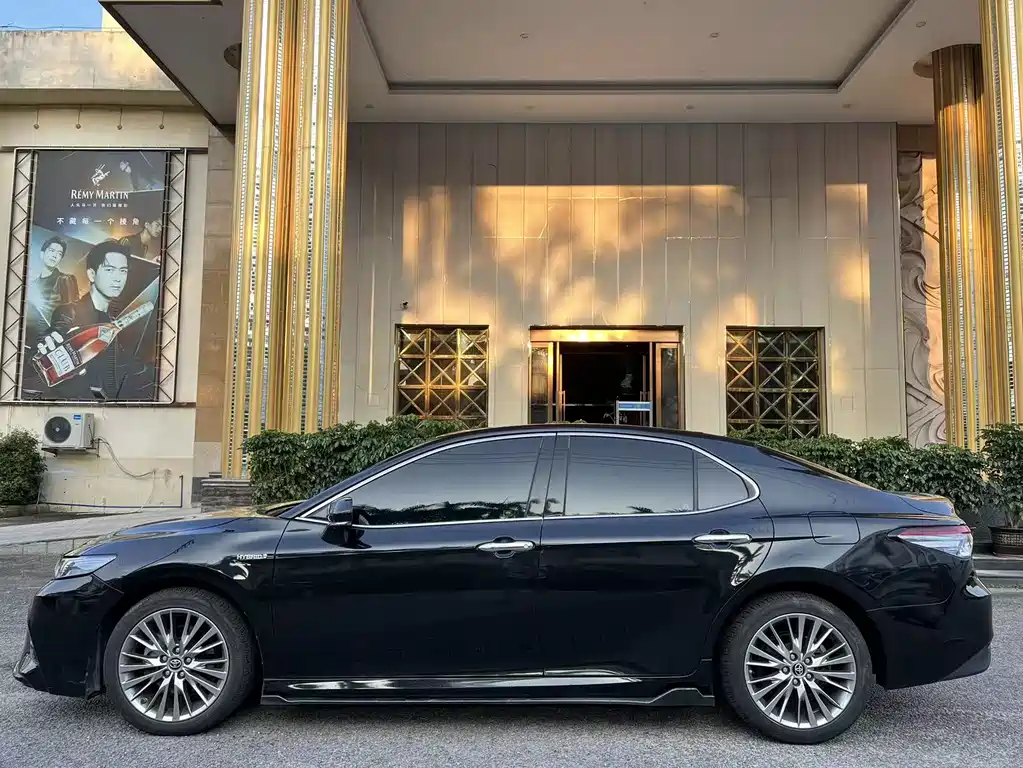 Toyota Camry 2019 — фото 12
