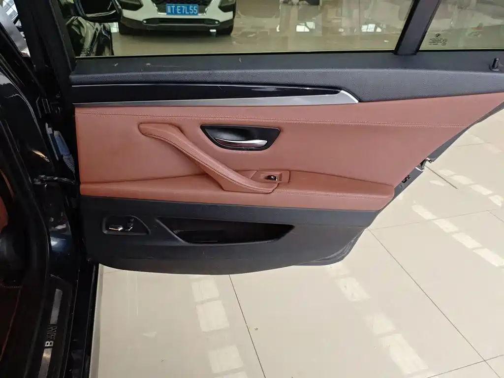 BMW 5 Series 2015 — фото 20