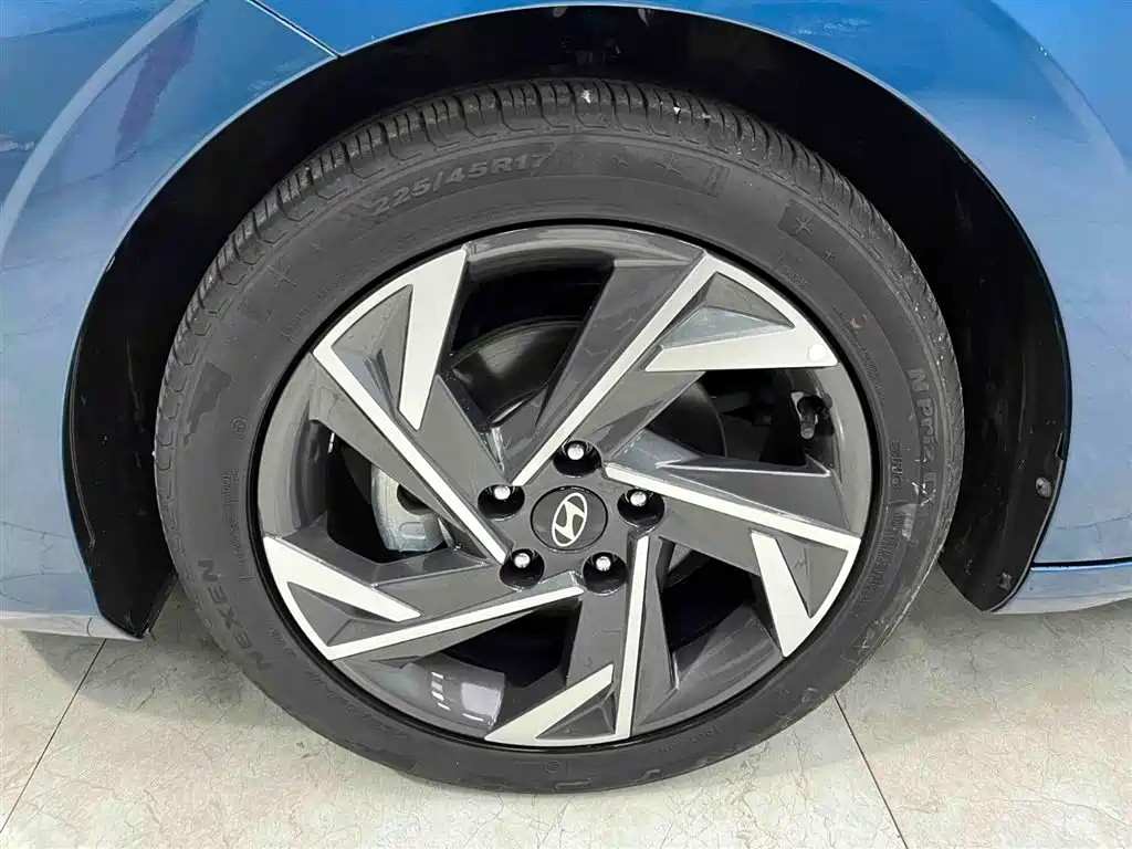 Hyundai Elantra 2023 — фото 19