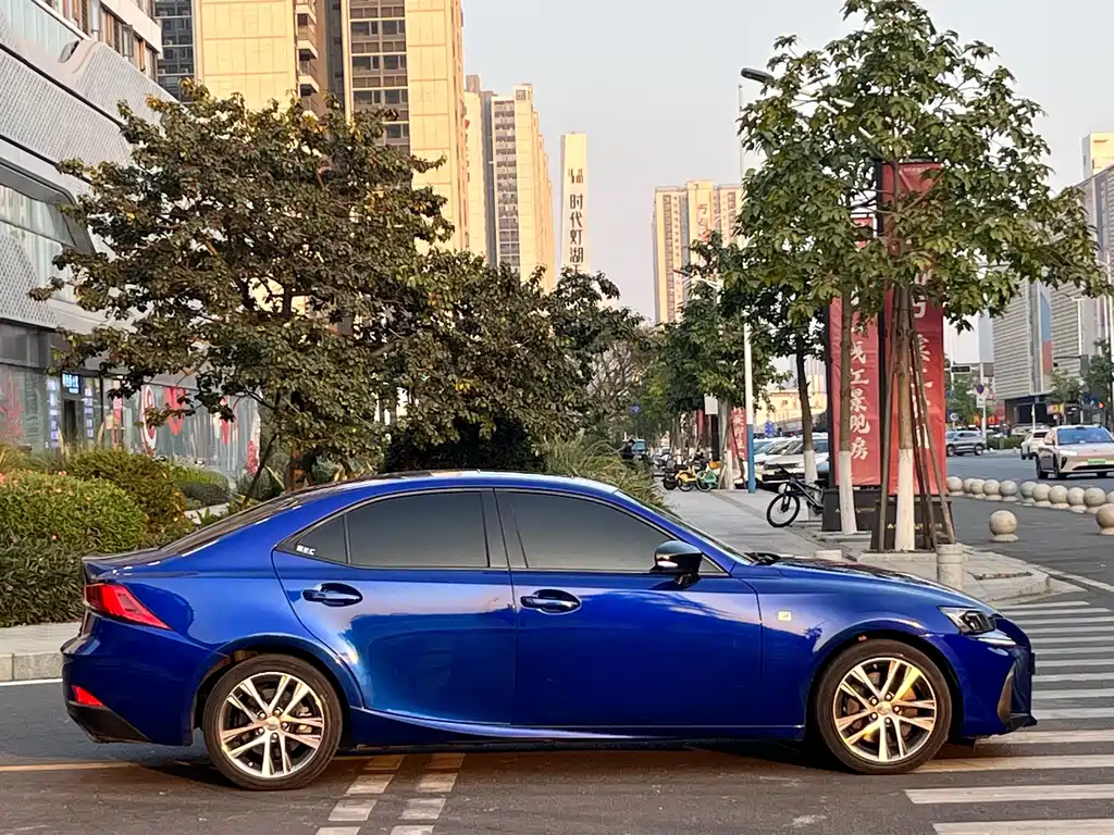 Lexus IS 2018 — фото 11