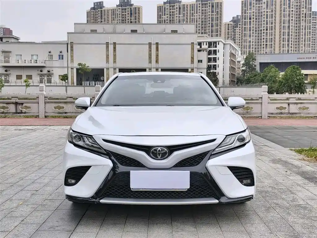Toyota Camry 2019 — фото 2