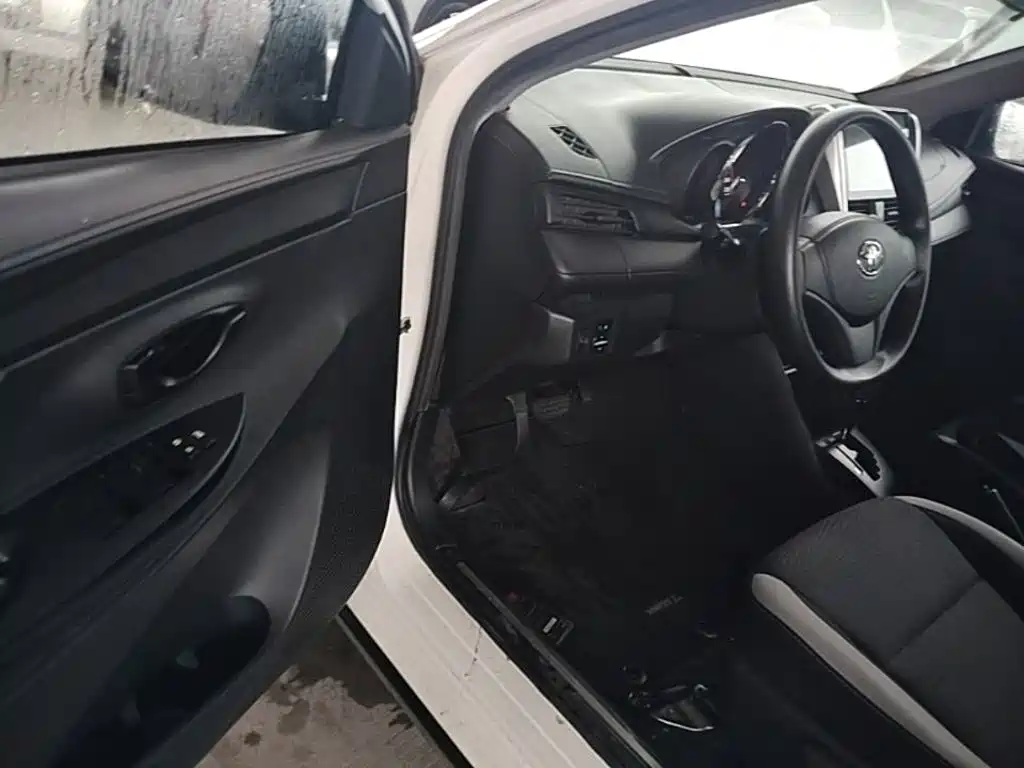 Toyota Yaris L 2021 — фото 16
