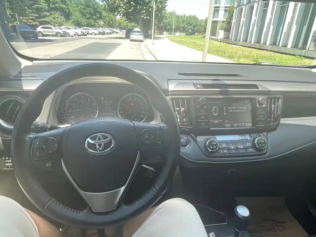 Toyota RAV4 2019 — фото 9