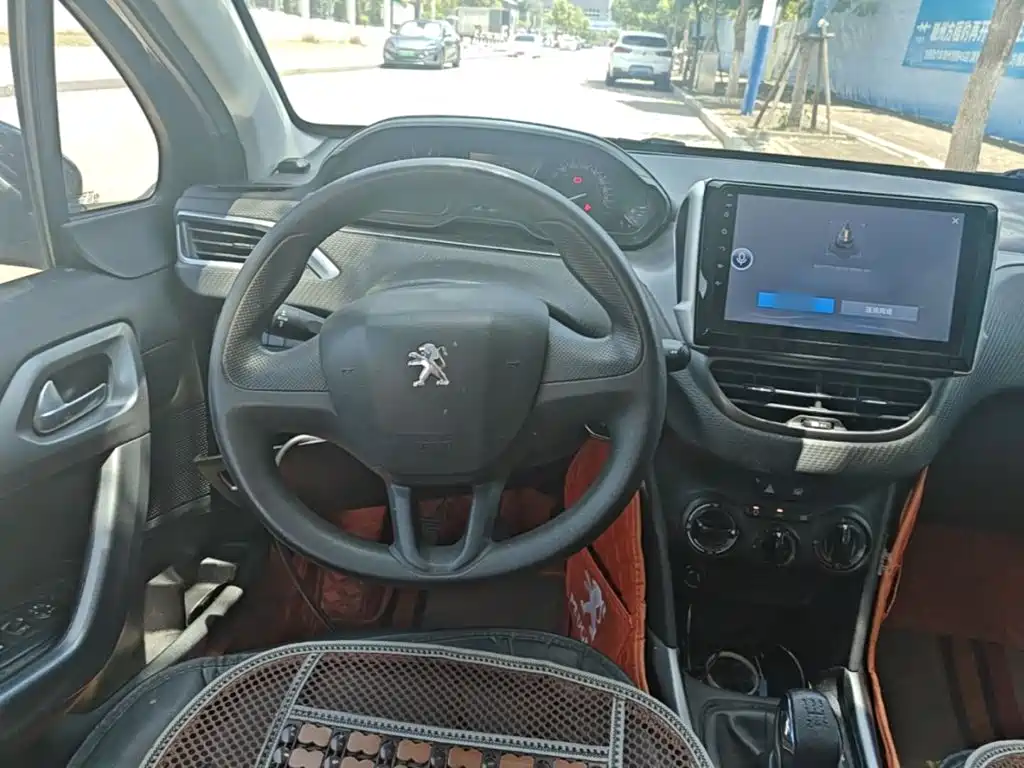 Peugeot 2008 2015 — фото 11