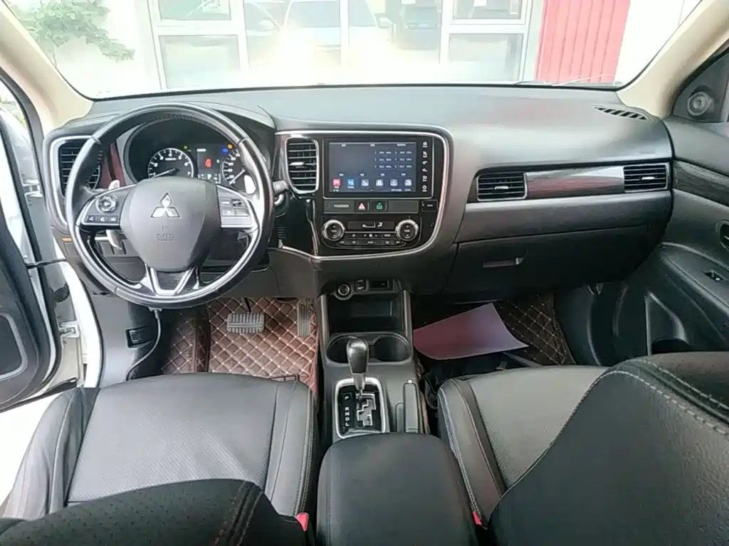 Mitsubishi Outlander 2017 — фото 10