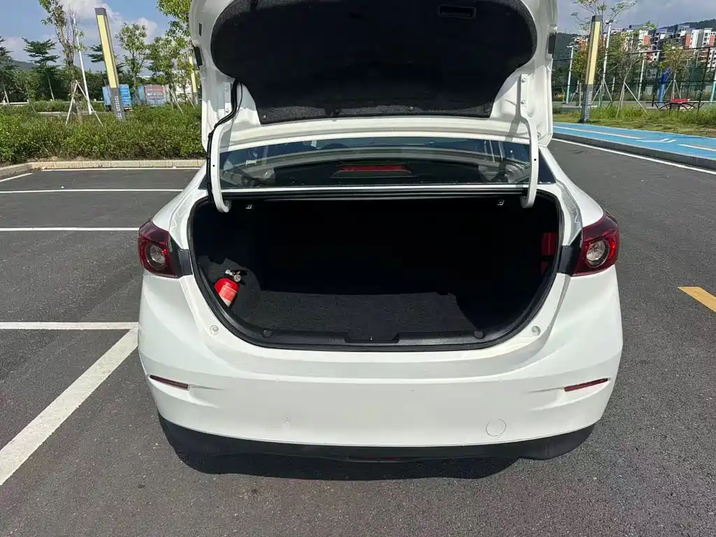 Mazda 3 Axela 2016 — фото 17