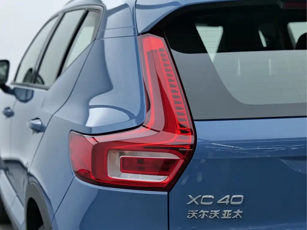 Volvo XC40 2023 — фото 10
