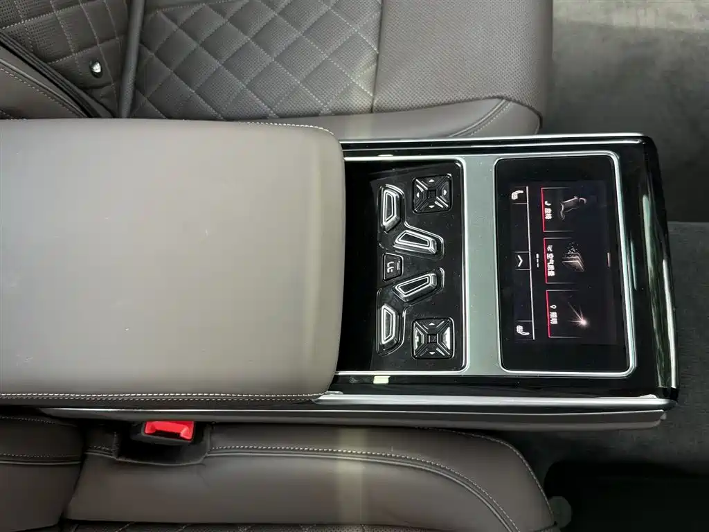 Audi A8 2025 — фото 17