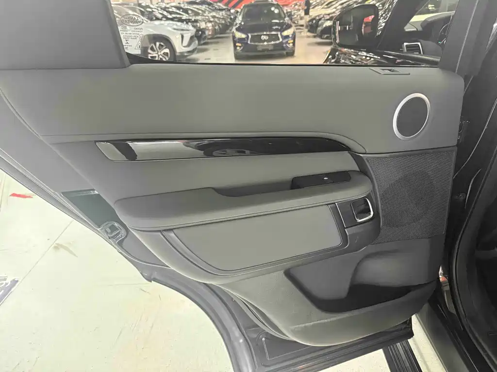 Land Rover Discovery 2017 — фото 13