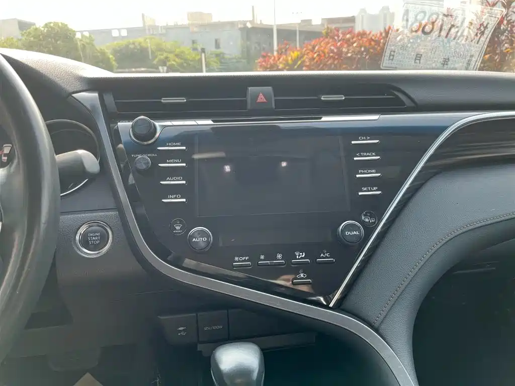Toyota Camry 2018 — фото 12
