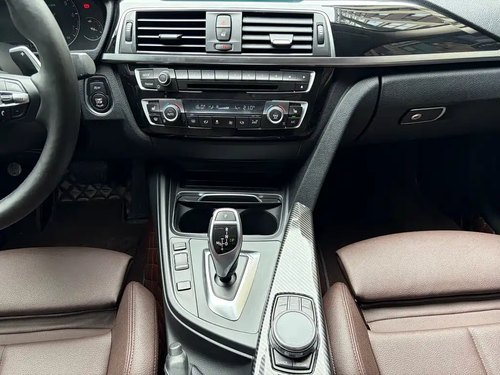 BMW 3 Series 2019 — фото 11