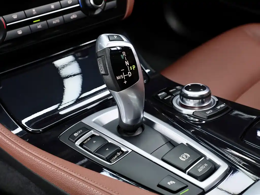 BMW 5 Series 2017 — фото 13