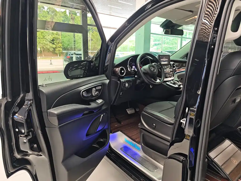 Mercedes-Benz V-Class 2020 — фото 11
