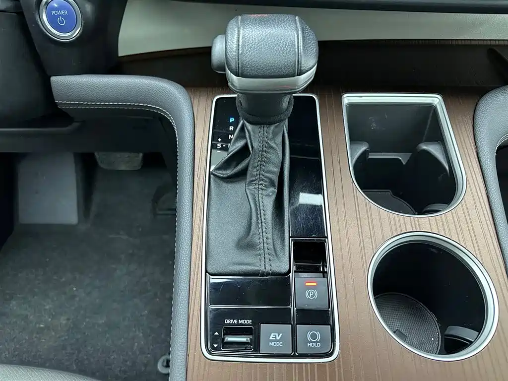 Toyota Sienna 2023 — фото 23