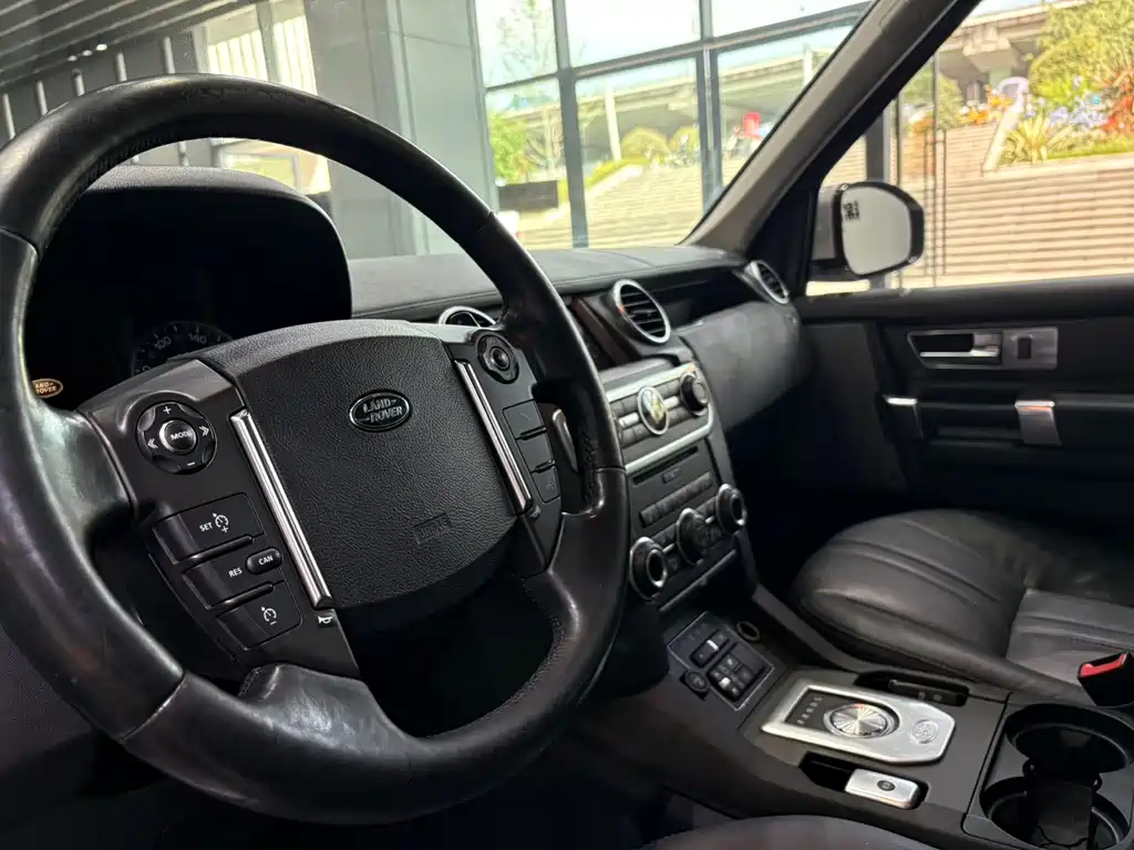Land Rover Discovery 2017 — фото 11