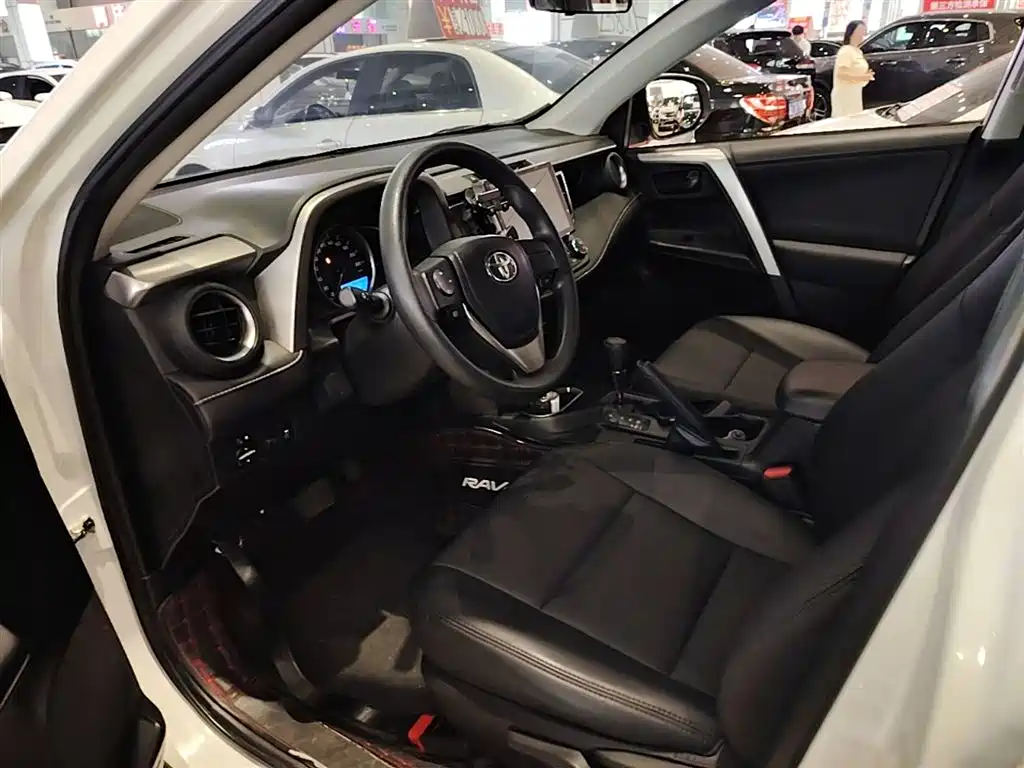 Toyota RAV4 2019 — фото 16
