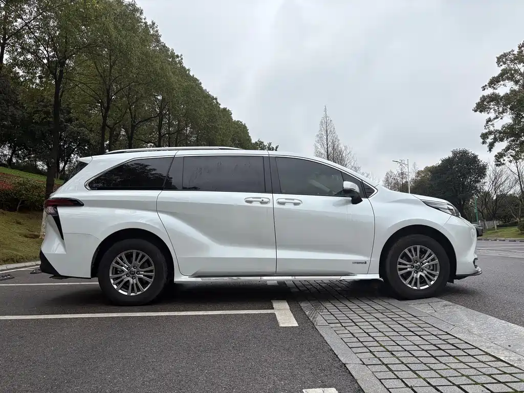 Toyota Sienna 2023 — фото 11