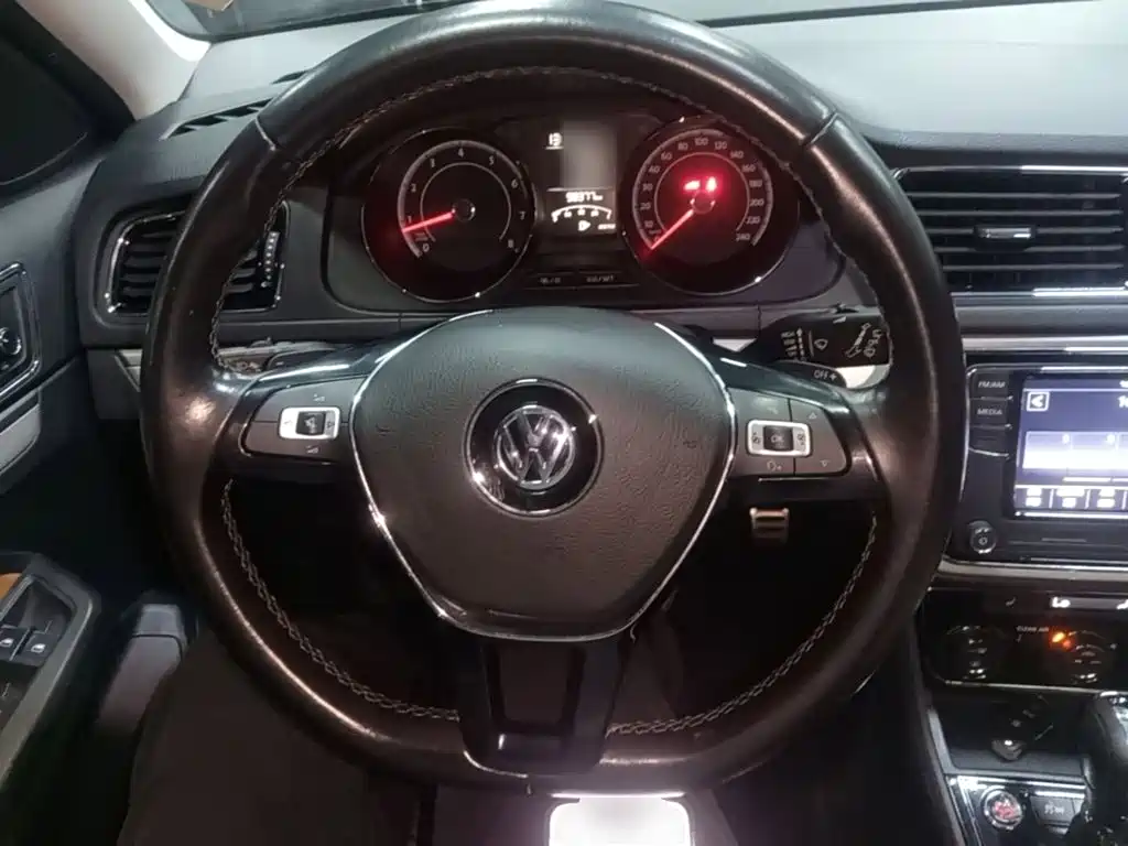 Volkswagen Cross Lavida 2017 — фото 11