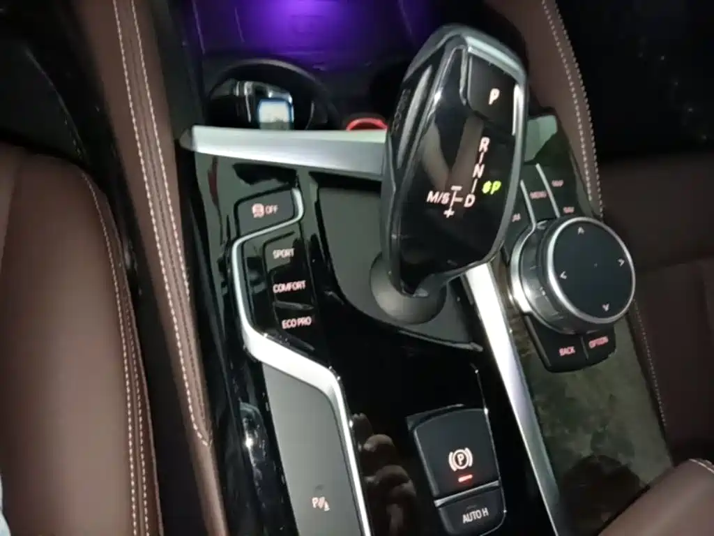 BMW 5 Series 2019 — фото 14