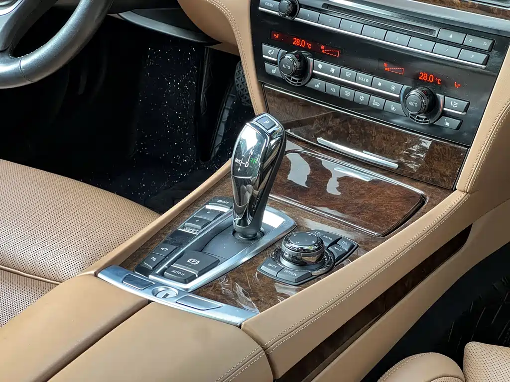 BMW 7 Series 2012 — фото 18