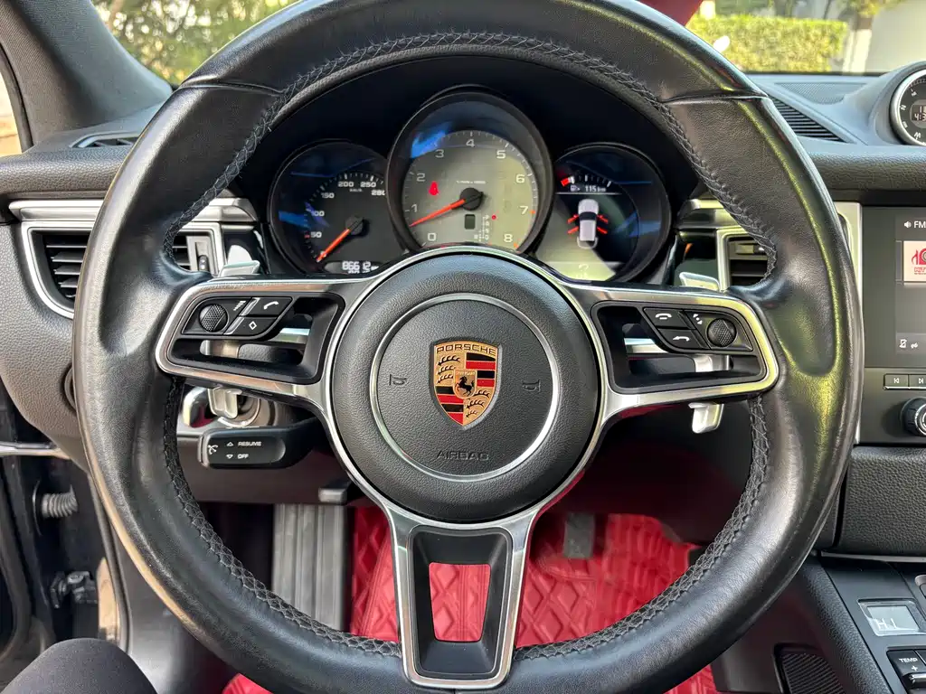 Porsche Macan 2018 — фото 11