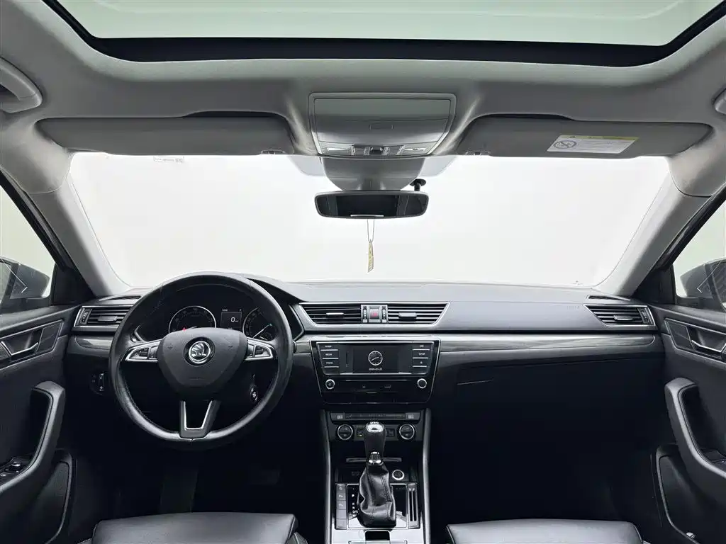 Skoda Superb 2017 — фото 12