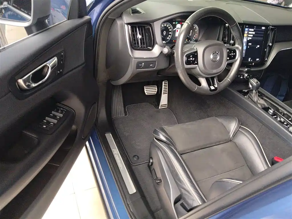 Volvo XC60 2018 — фото 12