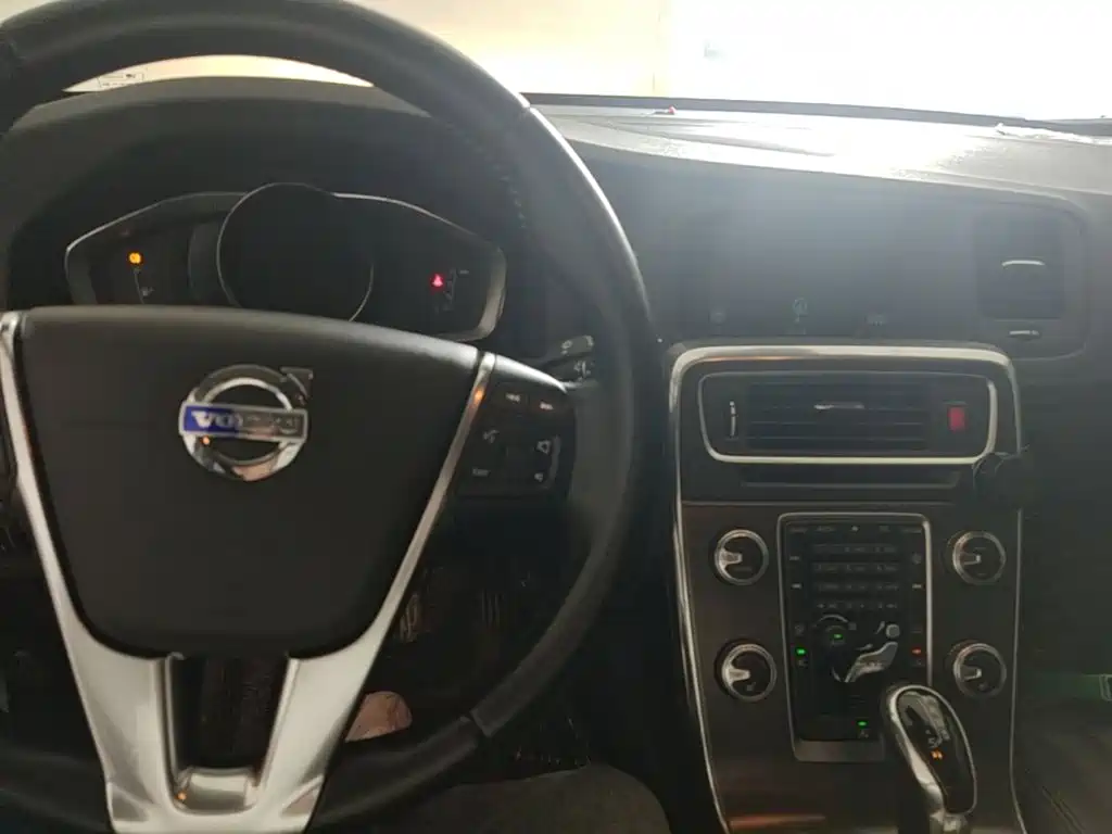 Volvo S60 2015 — фото 10