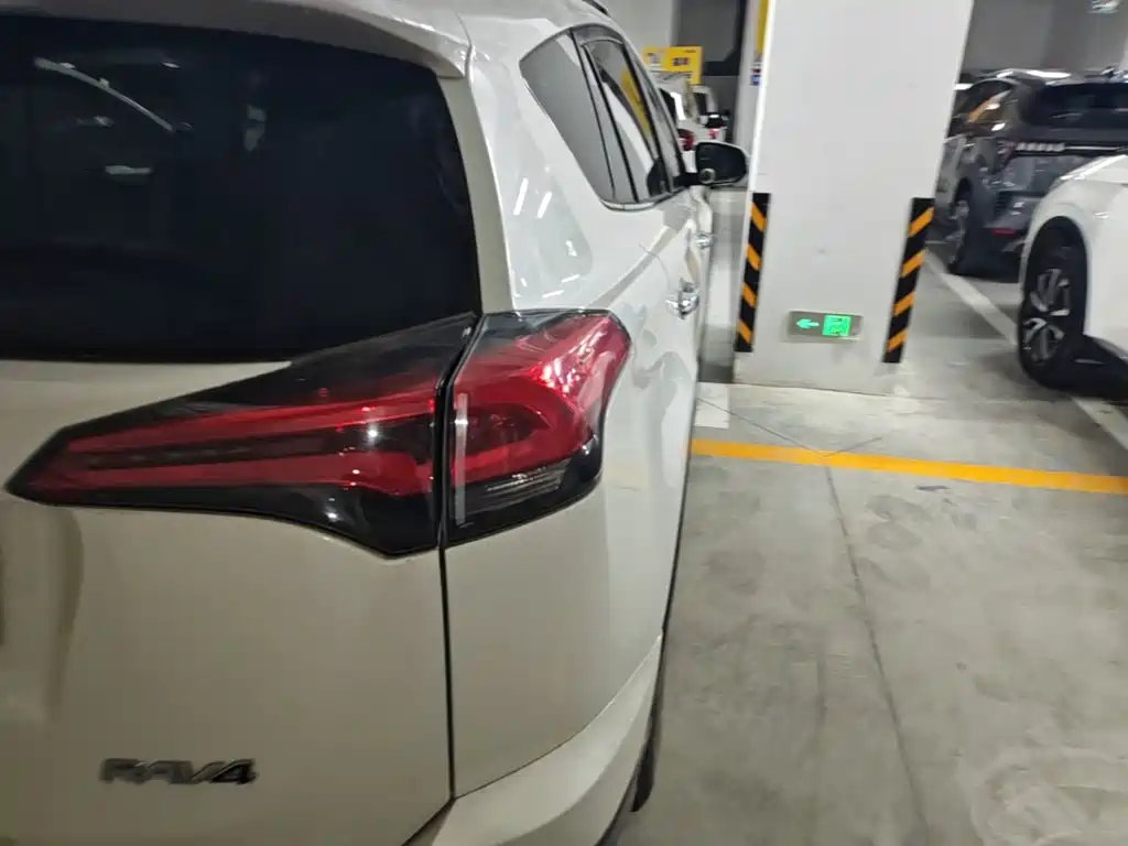 Toyota RAV4 2018 — фото 8