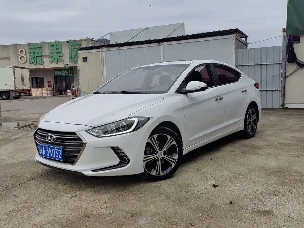 Hyundai Elantra 2018 — фото 1