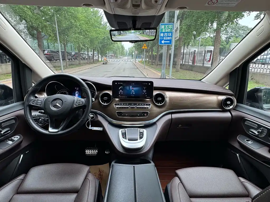 Mercedes-Benz V-Class 2023 — фото 9