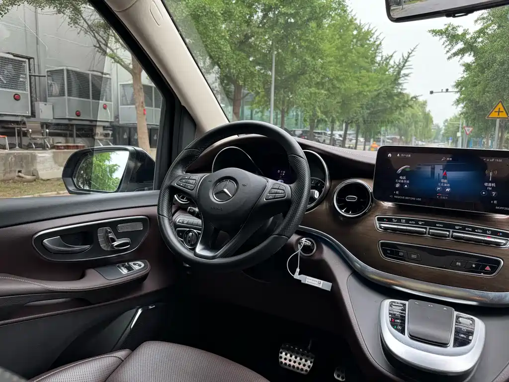 Mercedes-Benz V-Class 2023 — фото 28